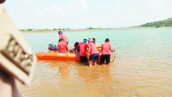 मछली मारते नाव पलटी, एक की डूबने  से मौत, दूसरा बाल-बाल बचा