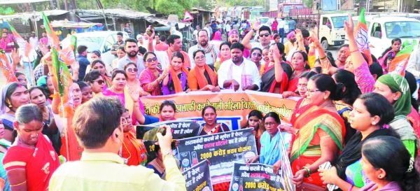 करोड़ों के शराब घोटाले और भ्रष्टाचार के विरोध में भाजपा महिला मोर्चा का चक्काजाम