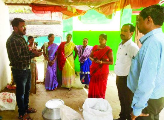 गौठानों में महिलाओं ने गौमूत्र से बनाया कीटनाशक