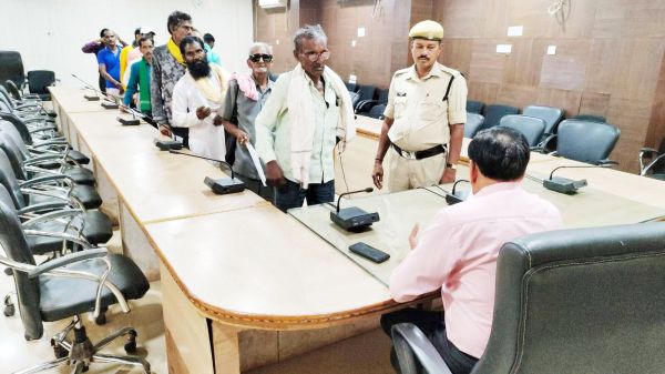 सडक़ चौड़ीकरण में प्रभावित किसानों  को मुआवजा सहित कई मांगें 