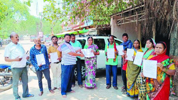 कोटा नपं उपाध्यक्ष ने भवन  अनुज्ञा प्रमाण पत्र सौंपा