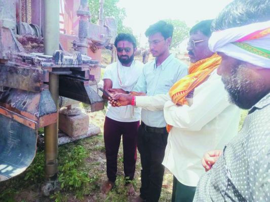 तरेंगा में जनपद सदस्य मद से ट्यूबवेल खनन