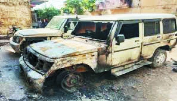 मुख्य मार्ग पर जली गाड़ी को अब तक नहीं हटाया