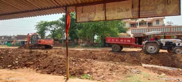 नाली की खुदाई के बाद मिट्टी सडक़ पर, धूल उडऩे से परेशानी