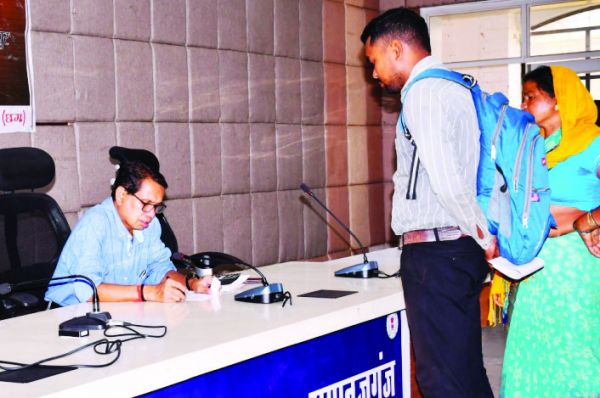 जनदर्शन में अपर कलेक्टर ने सुनी समस्याएं, निराकरण करने निर्देश