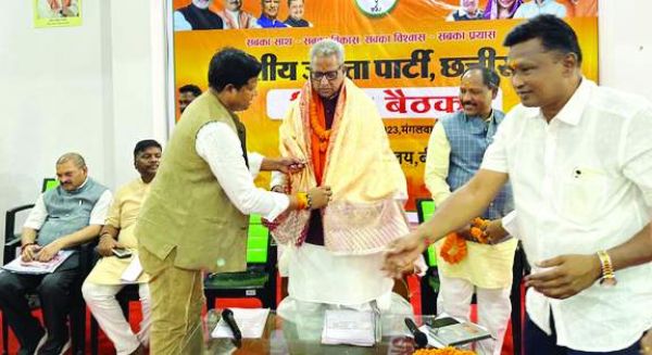 भाजपा की कोर कमेटी की बैठक लेने पहुंचे प्रदेश प्रभारी माथुर ने दिए जीत के टिप्स