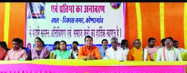 नवोदय विद्यालय के पास मरकाम के हाथों  संत सेवालाल की प्रतिमा का अनावरण