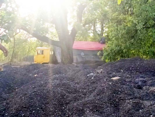 जामगांव क्षेत्र में कृषि भूमि पर ट्रांसपोर्टर डाल रहे स्लैग डस्ट