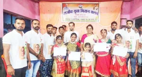 लोक महोत्सव में बच्चों ने दी प्रस्तुति, मेयर ने किया सम्मानित
