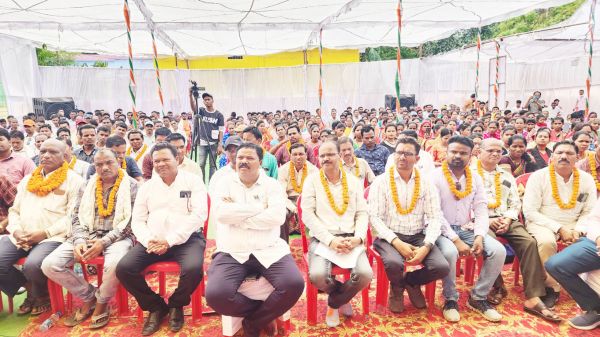 सातवें दिन विधायक ने पंचायत सचिव, रोजगार सहायक व मेट का किया सम्मान 