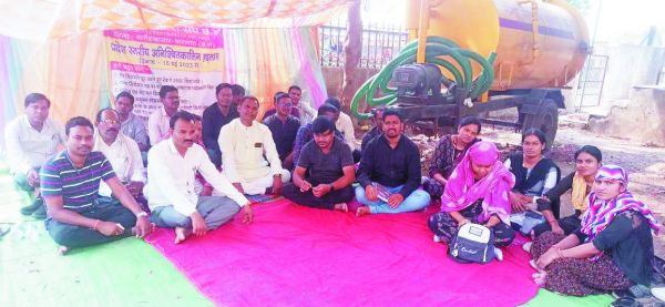 पटवारियों के हड़ताल को समर्थन देने पहुंचे भाजपाई