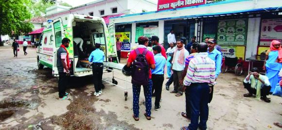 बेकाबू ऑटो खाई में, दंपत्ति समेत 4 मौतें, दो गंभीर