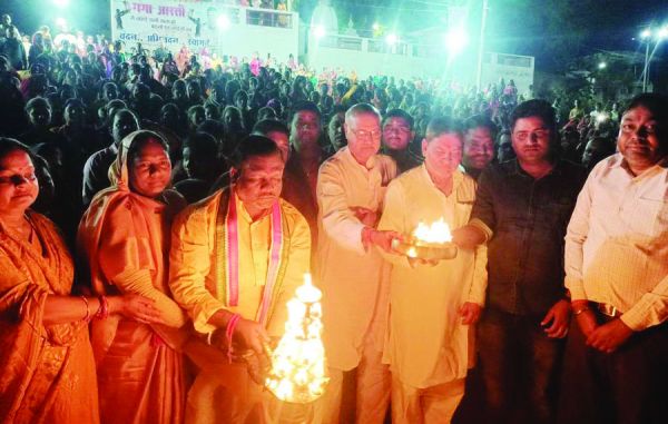 गंगा दशहरा पर भव्य रूप से गंगा आरती, भक्तों का उमड़ा जनसैलाब