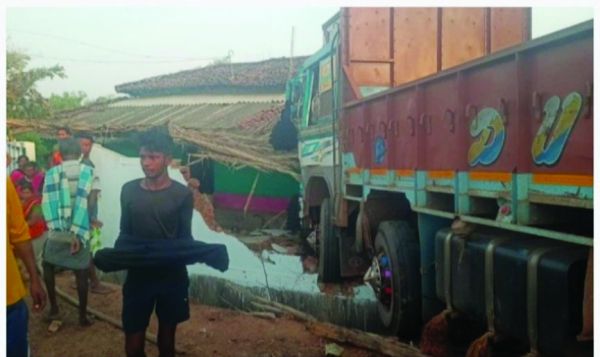 बेकाबू ट्रक घर में जा घुसा, परिवार बाल-बाल बचा