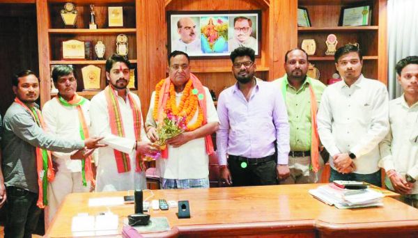  भाजयुमो के नवनियुक्त पदाधिकारियों ने पूर्व विस अध्यक्ष से लिया आशीर्वाद