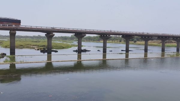 रेत तस्करों ने दो लाख आबादी की दो दिन का पानी एनीकट से बहाया