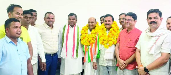 पूर्व बीईओ सहित एक कर्मी  ने किया कांग्रेस प्रवेश