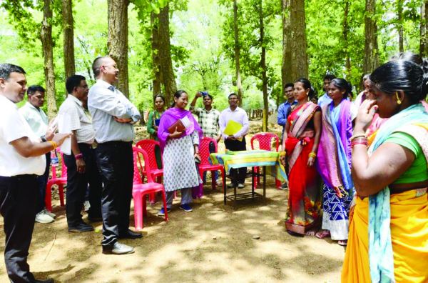 कमिश्नर ने बालोंड के देवगुड़ी और आदर्श गोठान का किया निरीक्षण
