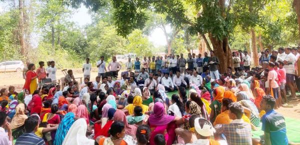 अतिसंवेदनशील इलाके के हर्राकोडेर में कलेक्टर ने लगाई जन चौपाल