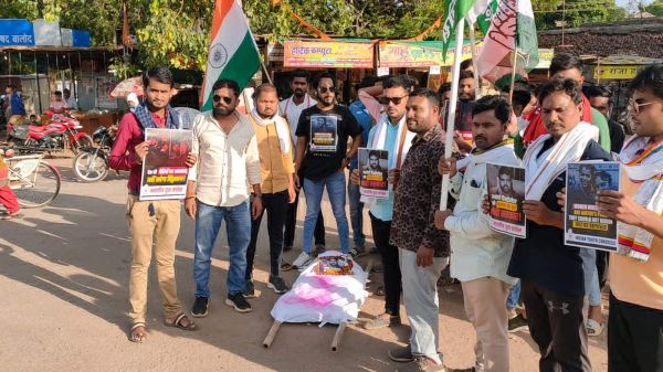 गटर में बृजभूषण, युवा कांग्रेस ने प्रतीकात्मक शव यात्रा निकालकर शव गटर में फेंका