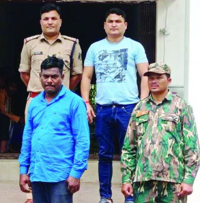 शराब बेचते 2 पकड़ाए
