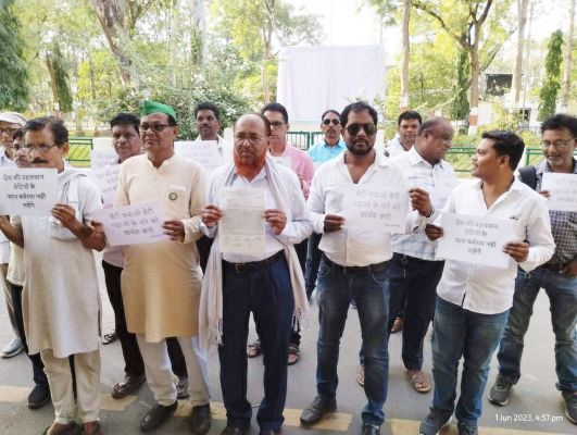 महिला पहलवानों के यौन शोषण के आरोपी की गिरफ्तारी की मांग को लेकर सौंपा ज्ञापन