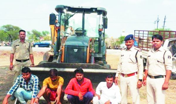 ड्राइवर-हेल्पर का अपहरण कर जेसीबी की लूट, 4 बंदी, 2 फरार