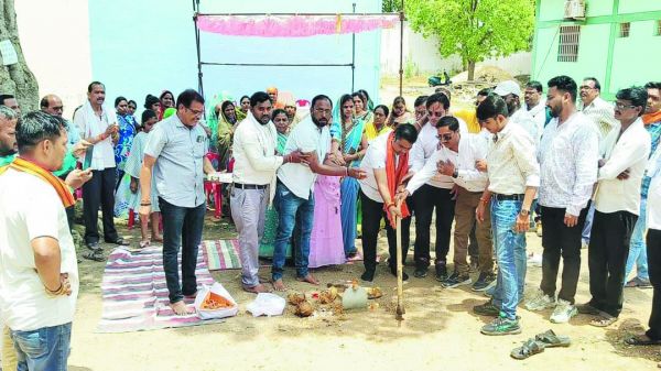 वार्डों में सीसी रोड का भूमिपूजन