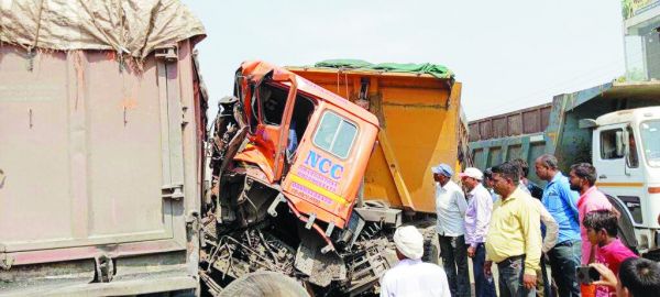 2 ट्रेलरों में भिड़ंत, परखच्चे उड़े