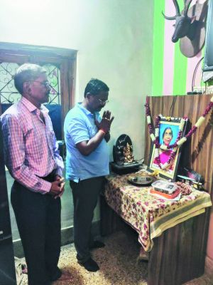 खाद्य मंत्री ने शर्तिला सिंह को  दी श्रद्धांजलि