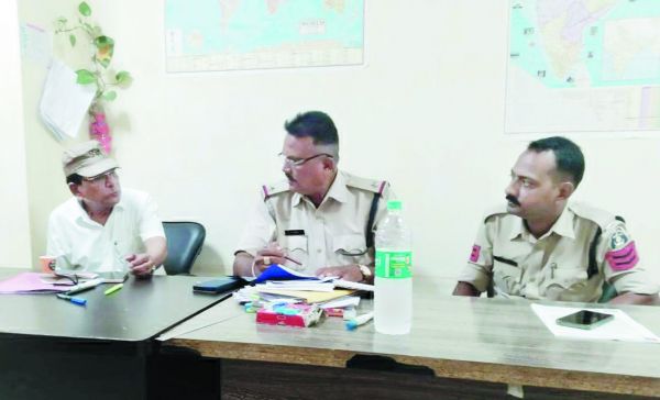सुरक्षाकर्मियों की भर्ती में हो रहे लेनदेन  की जांच करने पहुंची पुलिस