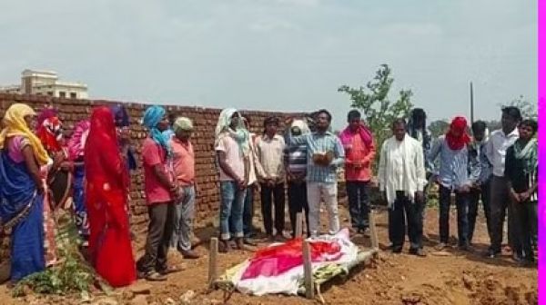 धर्मांतरित परिवार को नहीं करने दिया अंतिम संस्कार