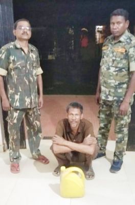 कच्ची महुआ शराब के  साथ आरोपी पकड़ाया