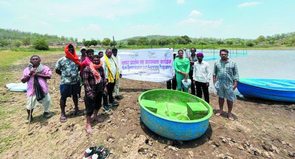 मत्स्य पालन में बढ़ोतरी के लिए जलाशयों में पेन कल्चर सामग्री लगाया 