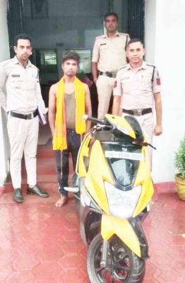 चोरी की स्कूटी के साथ आरोपी गिरफ्तार