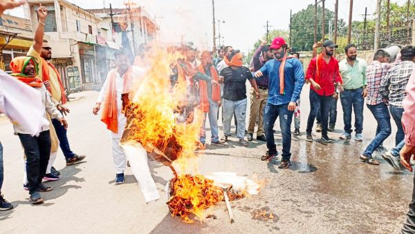 भाजयुमो ने फूंका सीएम व  मुख्य अभियंता का पुतला