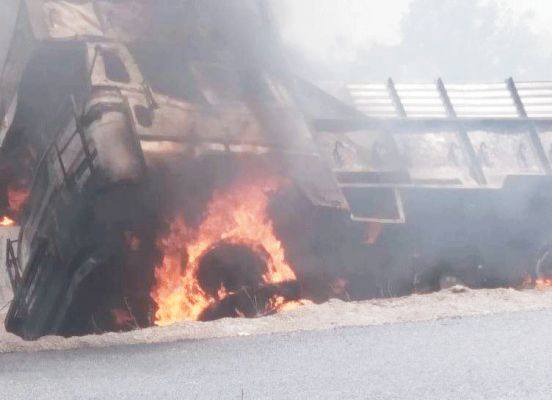 बिजली तार के संपर्क में तेंदूपत्ता लोड ट्रक में आग, लाखों के नुकसान का अनुमान