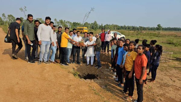 हर हाथ ने रोपा पौधा, संरक्षण का लिया संकल्प