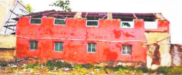 आंधी तूफान से पेड़-पोल धराशायी, शेड उड़े