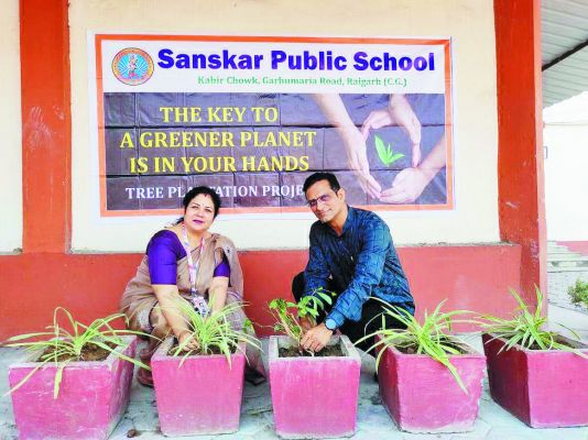 संस्कार स्कूल में स्कूल परिसर  में लगाए पौधे, पर्यावरण संरक्षण का संकल्प