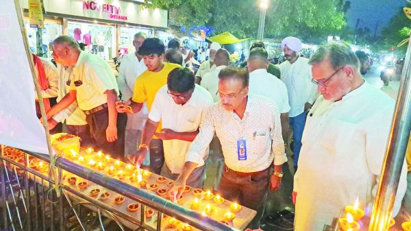 दुघर्टना के मृतात्माओं के शांति हेतु पुष्पांजलि अर्पित कर दीप जलाकर श्रद्धांजलि प्रदान की