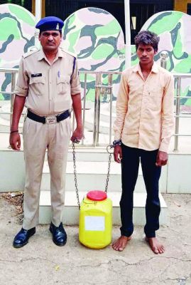 कच्ची महुआ शराब के साथ आरोपी पकड़ाया