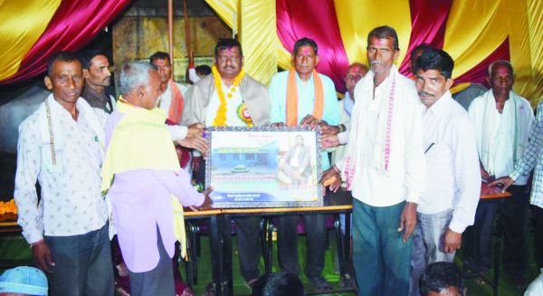 सेवानिवृत्त प्रधानपाठक रामटेके को ग्रामीणों ने दी विदाई