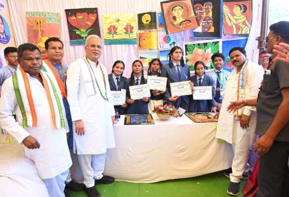सीएम ने प्रतिभावान विद्यार्थियों का किया सम्मान
