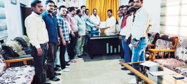 मांगों को ले सहकारी समिति कर्मी बेमुद्दत हड़ताल पर