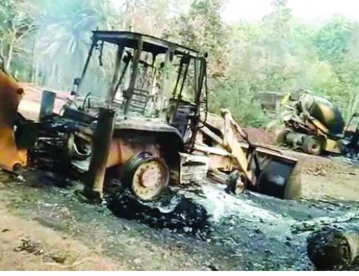 नक्सलियों ने 6 गाडिय़ां जलाईं, मजदूरों से कहा-काम बंद करो