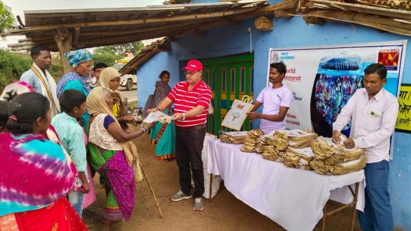 हिंडाल्को ने पौधरोपण कर कपड़े के थैले बांटे