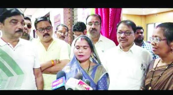 नपा उपचुनाव: वार्ड क्रमांक 18 के लिए कांग्रेस प्रत्याशी मीना साहू ने किया पर्चा दाखिल