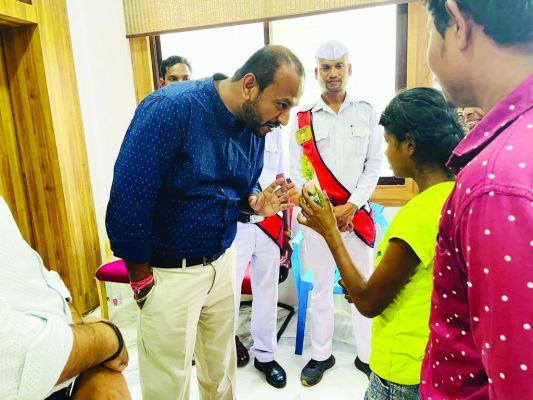 देवकी ने आंखों की रोशनी लौटने पर कलेक्टर को फूल देकर जताया आभार