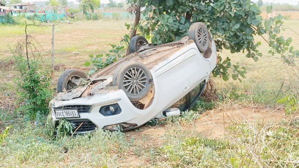 मवेशी को बचाने के चक्कर में खेत में पलटी कार